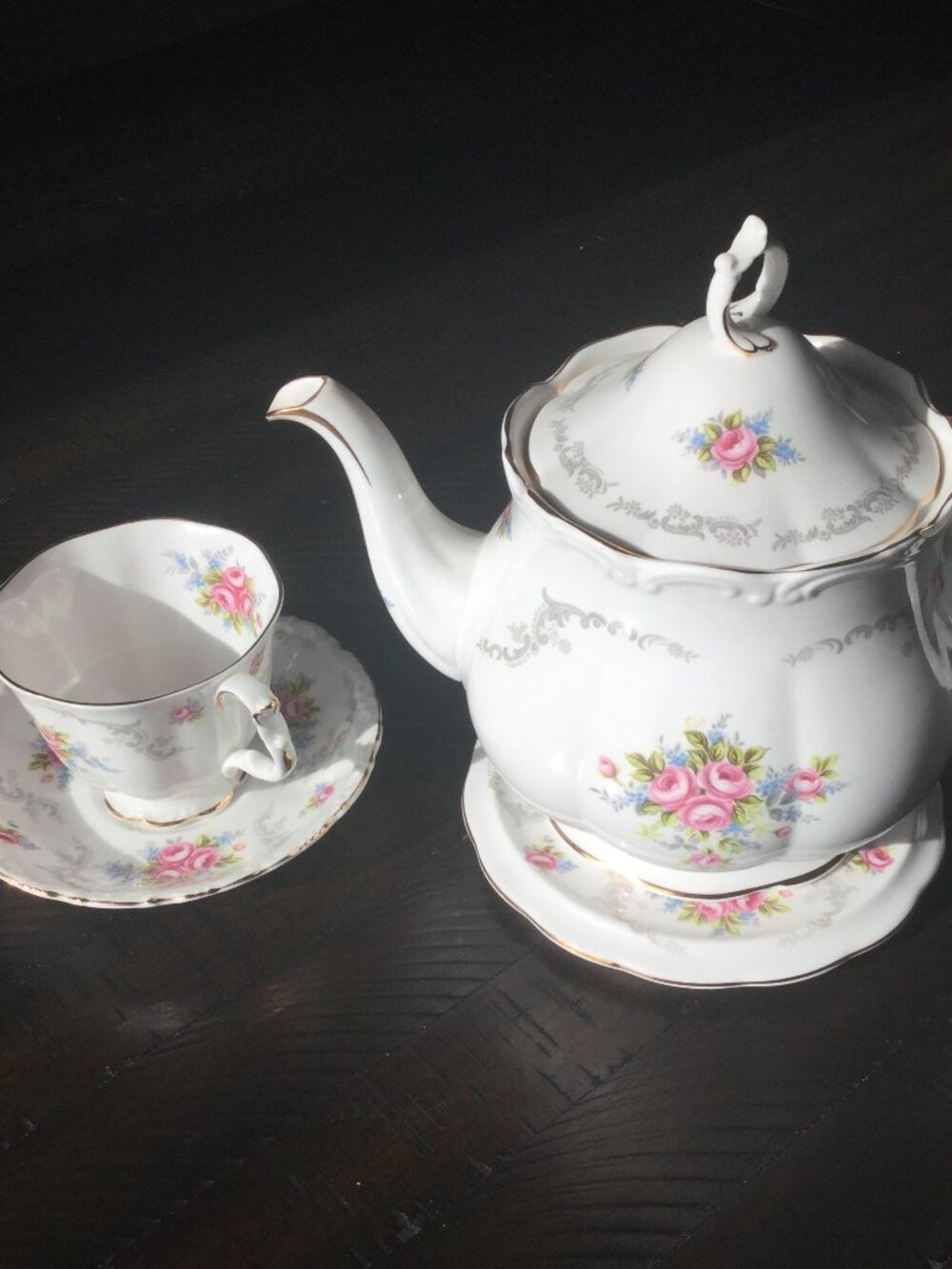 Vintage Royal Albert Tranquillity  teapot from 1960/1990's 11 cups 12 saucers